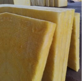 巖棉板與一體保溫板 特性差異與應(yīng)用指南